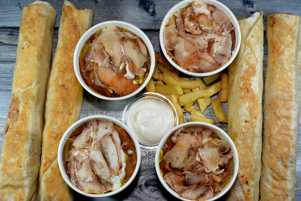 Kawałki shawarma z kurczaka i żółty ryż Basmati, syryjski chleb i sos czosnkowy, Shawerma fattah lub tłuszcz, Shawarma tortilla wrap kanapki, frytki i sos czosnkowy, Syryjskie fast food kuchni - Zdjęcie, obraz