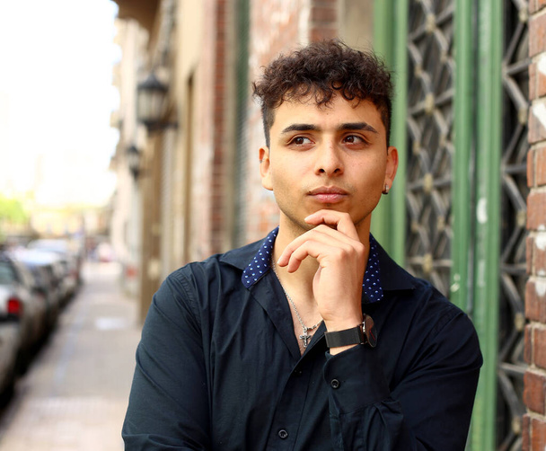 Mladý muž nosí ležérní Přemýšlí o otázce, znepokojený a nervózní - Fotografie, Obrázek