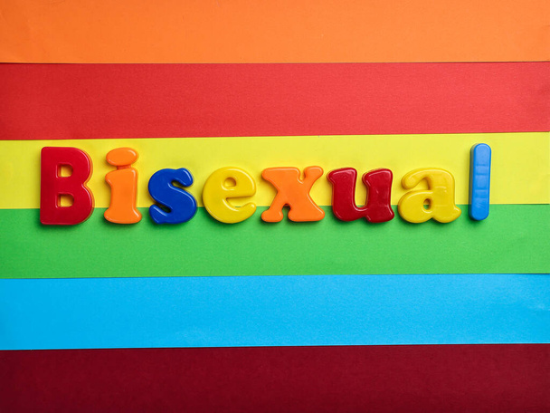 kleur papier achtergrond kopie tekst teken ruimte paars blauw groen geel rood oranje LGBTQ bisexcual plastic reliëf kleur lettertypen  - Foto, afbeelding