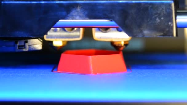 Het proces starten, de basis vullen. Moderne 3D printer print figuur close-up macro. Automatische driedimensionale 3D-printer voert plastic roze en blauwe kleuren modellering in laboratorium. - Video