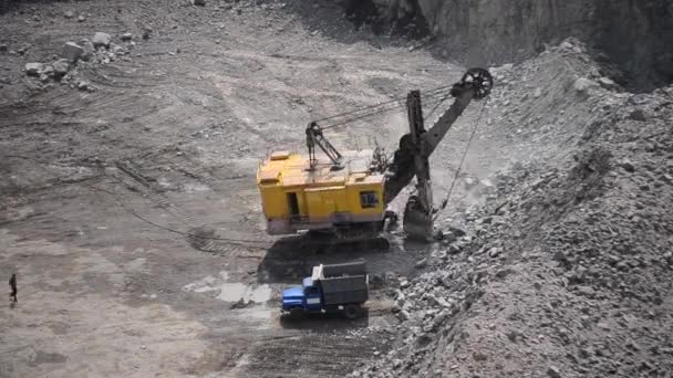 2つのビデオ大規模な産業用掘削機は、花崗岩採石場の石やトラックの負荷で動作します。タイムラプス高速ビデオHD 1080.トップビュー産業,重機を採掘.異なるサイズ、トップビュー、サウンド付き - 映像、動画