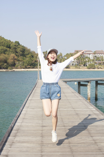 Portré, fiatal, gyönyörű nő jumping boldog érzelem - Fotó, kép