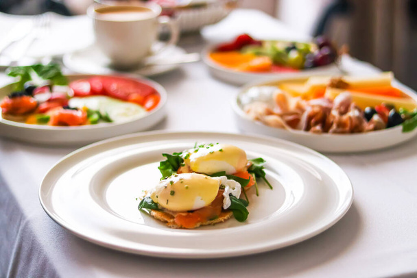 Café da manhã de luxo, brunch e receita de alimentos, ovos escalfados com salmão e verduras em torradas sem glúten para menu de restaurante e marca gastronômica - Foto, Imagem