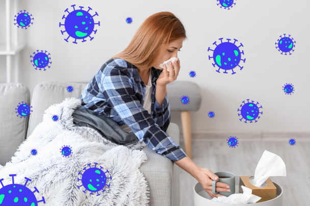 Evde sıcak çay içen hasta bir kadın. Koronavirüs salgını kavramı - Fotoğraf, Görsel