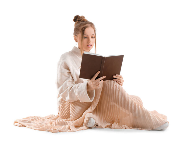 Красивая молодая женщина читает книгу на белом фоне - Фото, изображение