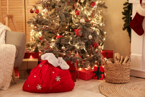 Santa taška u vánočního stromečku v obývacím pokoji - Fotografie, Obrázek