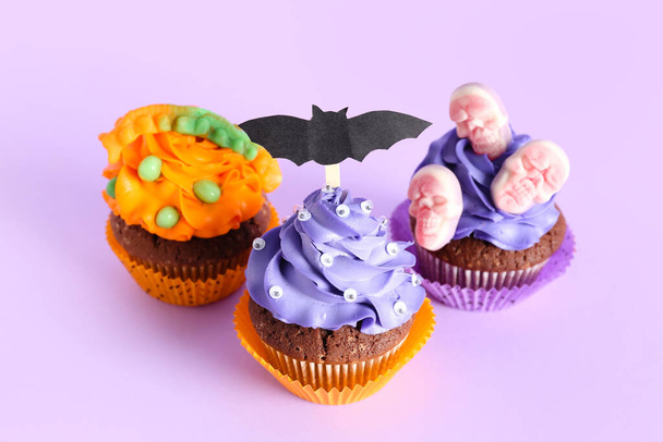 Sabrosos cupcakes de Halloween sobre fondo rosa - Foto, Imagen