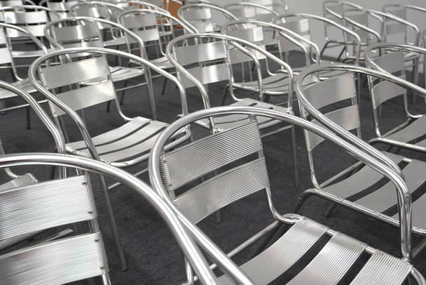Μεταλλικές καρέκλες σε μια σειρές - Φωτογραφία, εικόνα