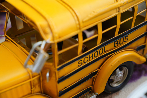 Fermer miniature jouet en métal jaune autobus scolaire - Photo, image