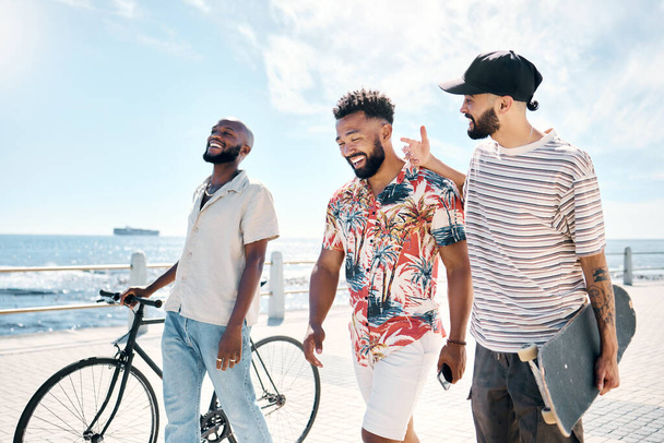 Es un día de chicos. un grupo diverso de hombres que se unen durante un día al aire libre - Foto, imagen