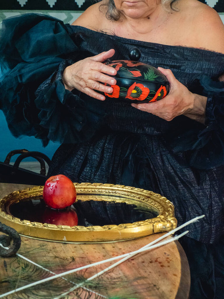 відьма готує отруєне яблуко для жертви як темне зле заклинання для Хеллоуїна
 - Фото, зображення