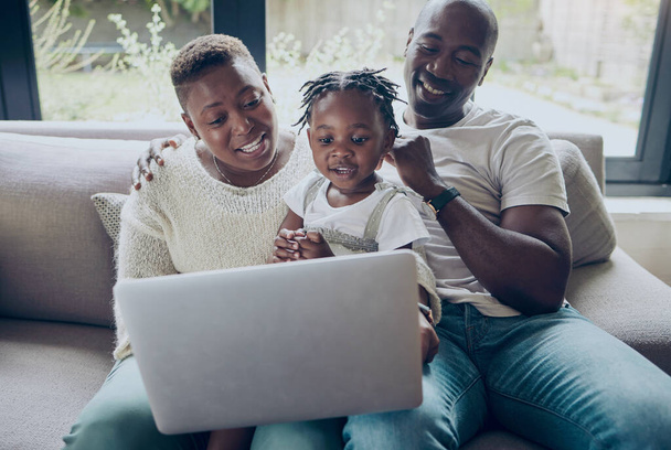 Explorando la red. una familia joven usando un ordenador portátil juntos en casa - Foto, imagen