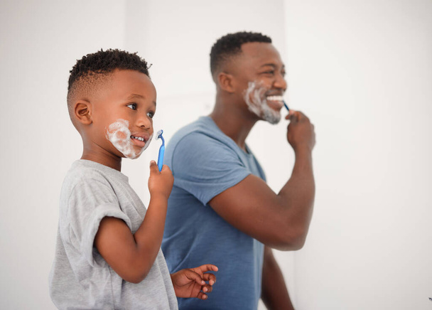 Teen juuri niin kuin isäkin tekee. pieni poika ja hänen isänsä ajavat partansa yhdessä kylpyhuoneessa kotona - Valokuva, kuva