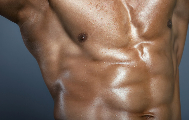 Cuerpo del hombre musculoso
 - Foto, imagen