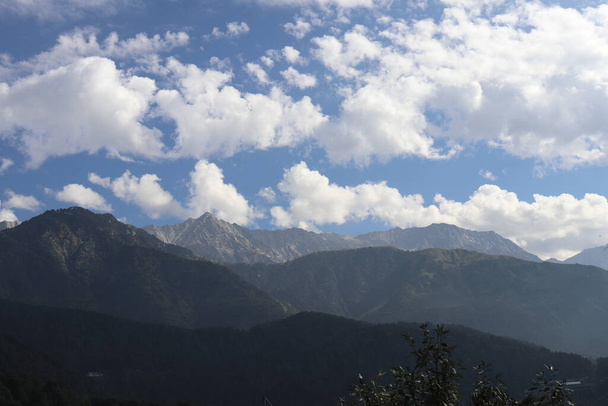 ダラムシャーラ・ヒマハル・プラデーシュの山と雲 - 写真・画像
