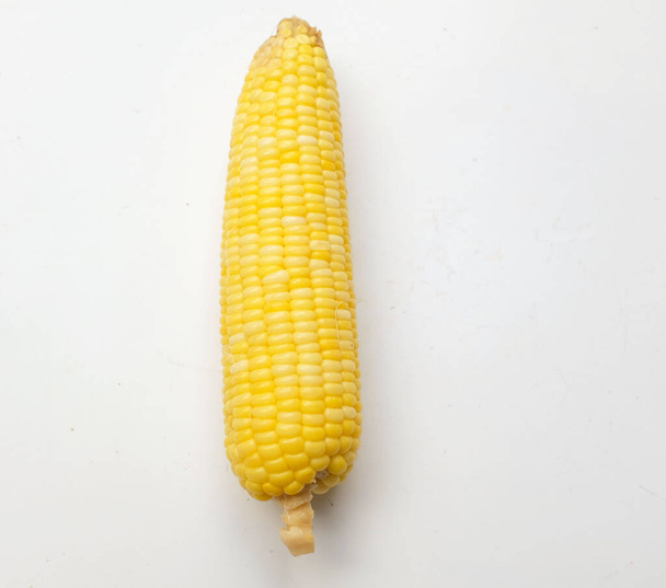Montón de cocido delicioso maíz amarillo maduro (Zea mays L.) aislado sobre un fondo blanco - Foto, Imagen