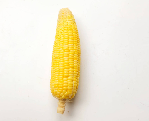 uno de hervido delicioso maíz amarillo maduro (Zea mays L.) aislado sobre un fondo blanco - Foto, Imagen