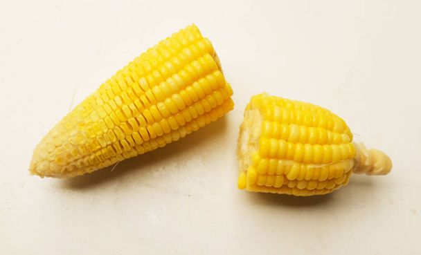 Haufen gekochter köstlicher reifer Mais (Zea mays L.) isoliert auf weißem Hintergrund - Foto, Bild