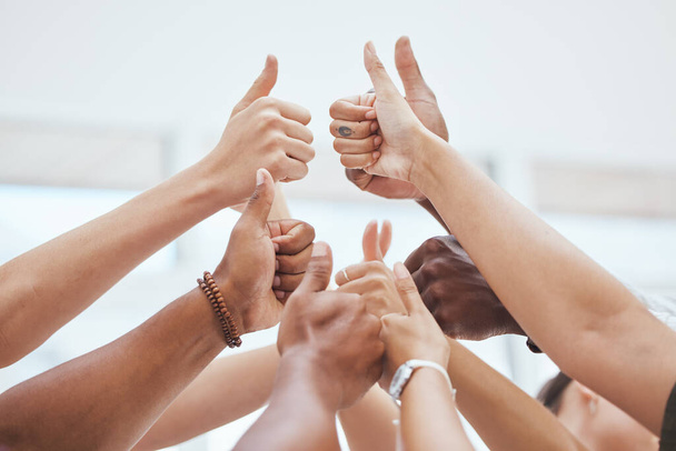 Duimen omhoog, samen en handen doen ja in close-up voor groep in overeenstemming. Hand, doel en ondersteuning voor team, succes en teamwork in zoom van vingers voor diversiteit, geluk en solidariteit voor startup doel. - Foto, afbeelding