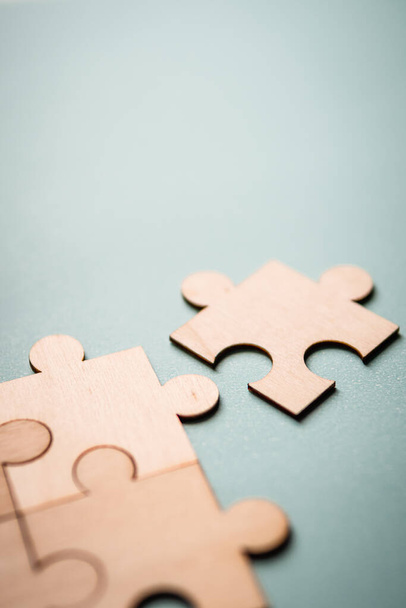 Houten puzzels legpuzzels oplossen van problemen in het bedrijfsleven. Innovatie en teamwork in het bedrijf met kopieerruimte. - Foto, afbeelding