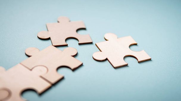 Drewniane puzzle układanki rozwiązywanie problemów w biznesie. Innowacje i praca zespołowa w firmie z przestrzenią do kopiowania. - Zdjęcie, obraz