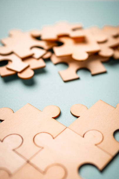 Houten puzzels legpuzzels oplossen van problemen in het bedrijfsleven. Innovatie en teamwork in het bedrijf met kopieerruimte. - Foto, afbeelding