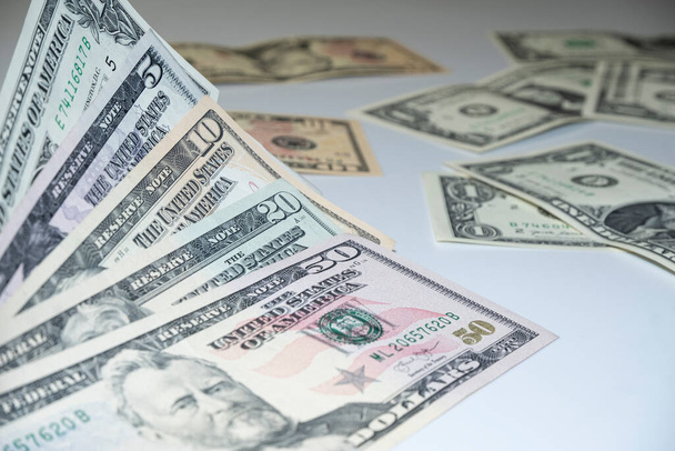 банкноты разных номиналов, денежные доллары - Фото, изображение