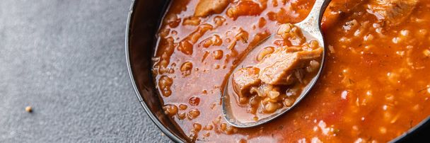 sopa de tomate rojo kharcho carne, arroz cocina comida saludable aperitivo dieta en la mesa copiar espacio alimentos fondo  - Foto, imagen