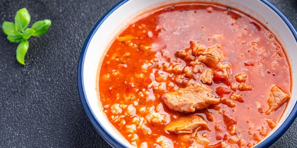 červená rajčatová polévka Charcho maso, rýže vaření zdravé jídlo jídlo svačinka strava na stole kopírovat prostor jídlo pozadí  - Fotografie, Obrázek