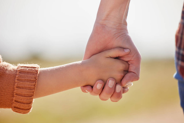 Nikdy tě neopustím. malá holčička držící své matky za ruku - Fotografie, Obrázek