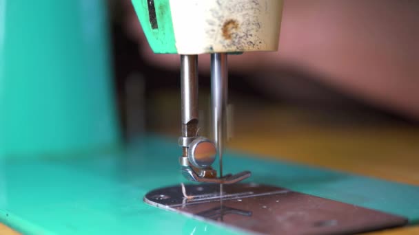 Juokseva retro perinteinen vuosikerta mekaaninen ompelukone - Materiaali, video