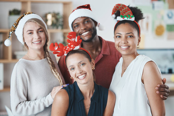 Irodai csapat, karácsonyi parti és ünnepség mosollyal a munkahelyen. Sokszínűség, munkavállalók és boldog üzletemberek együtt ünnepelnek a cégnél a bulin, ünnepi csoportban vagy pénzügyi évben. - Fotó, kép