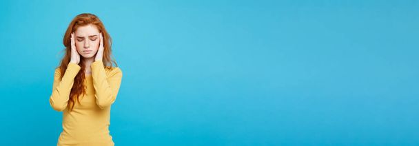 Gesundheitskonzept - Porträt einer jungen schönen Ingwerfrau, die sich krank und gestresst fühlt. isoliert auf pastellblauem Hintergrund. Kopierraum - Foto, Bild