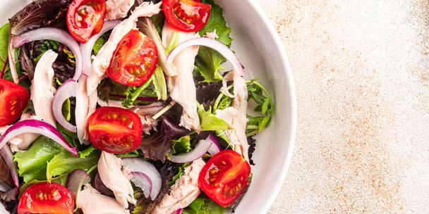 kip borst salade tomaat, groene sla, rode ui gezonde maaltijd snack dieet op de tafel kopieer ruimte voedsel achtergrond  - Foto, afbeelding