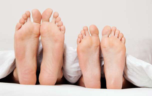 feet of couple in bed. - Foto, Imagem