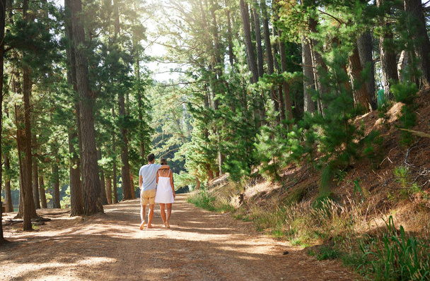 Tú eres con quien quiero caminar por este camino. una pareja cariñosa a dar un paseo por el bosque - Foto, Imagen