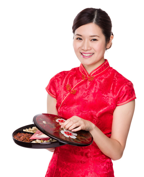 Vrouw met snack tray - Foto, afbeelding