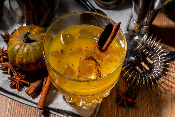  Kotitekoinen humalainen kurpitsa kaneli cocktail, Virkistävä jääkurpitsa mauste vanhanaikainen cocktail, puinen keittiö pöytä tausta kopioi tilaa  - Valokuva, kuva