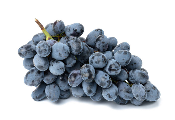 Спелый голубой виноград на белом изолированном фоне, виноград - Фото, изображение