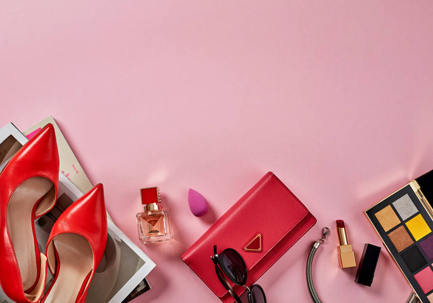 Damen Accessoires auf rosa Hintergrund - Foto, Bild