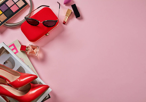 Schicke Accessoires für Frauen auf rosa Hintergrund - Foto, Bild