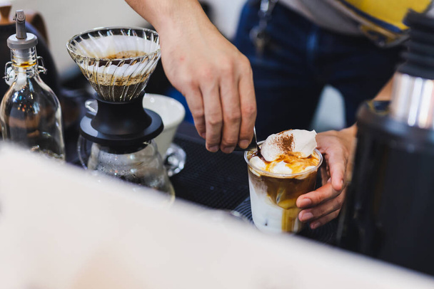 Barista che fa il caffè al latte freddo versando espresso shot - Foto, immagini