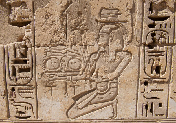 Hieroglypic kaiverrukset seinään muinaisen egyptiläisen Medinat Habu temppeli Luxor Egyptissä - Valokuva, kuva
