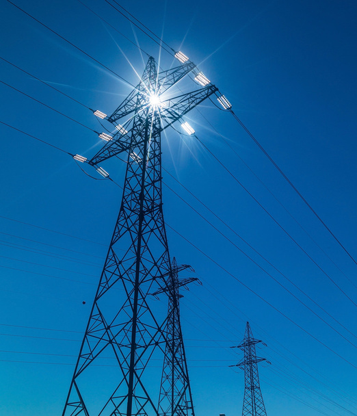pylon energii elektrycznej pod światło - Zdjęcie, obraz