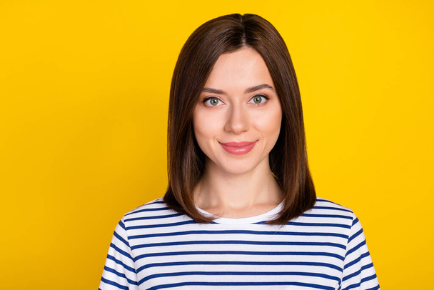 Portré fiatal szép gyönyörű lány barna frizura kopás csíkos póló mosolygós kamera elszigetelt sárga színű háttér. - Fotó, kép