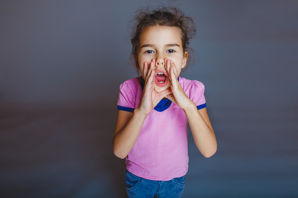 Tyttö lapsi teini 7 vuotta, eurooppalainen ulkonäkö brunette itkee laiha
 - Valokuva, kuva