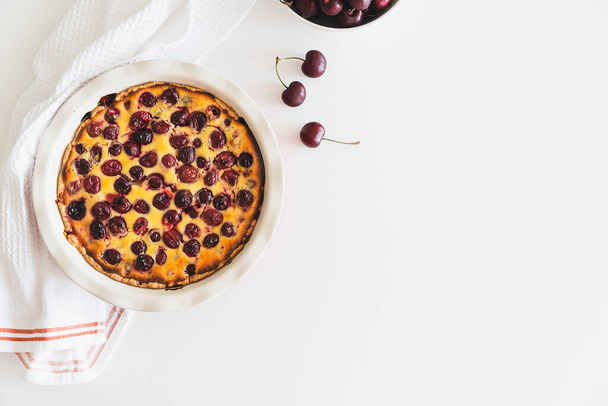 Homemade cherry cheesecake pie on white background. Top view - Valokuva, kuva