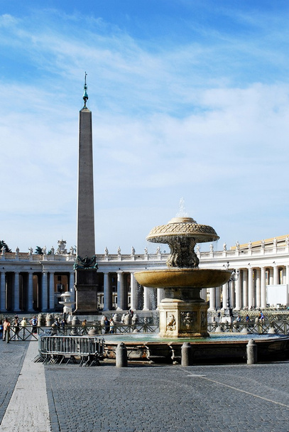 Turistas na Praça de São Pedro na cidade do Vaticano
 - Foto, Imagem