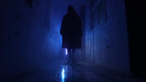 halál kaszával a sötét folyosón. Horror sziluett belül romos épület - Felvétel, videó