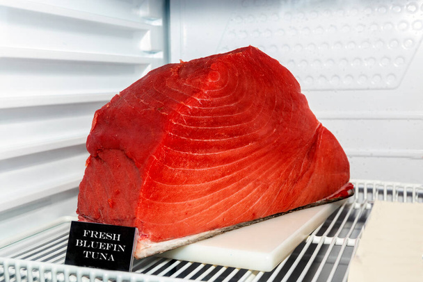 primer plano de un gran trozo de atún rojo fresco en nevera - Foto, Imagen
